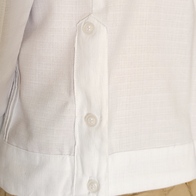 Broderies mexicaines traditionnelles sur guayabera blanche