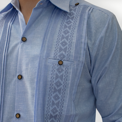 Chemise cubaine bleue artisanale avec broderie mexicaine