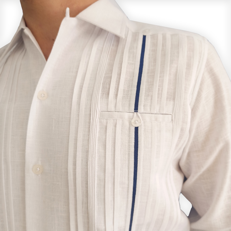 Chemise guayabera artisanale du Yucatán pour homme, coton blanc et détails bleus