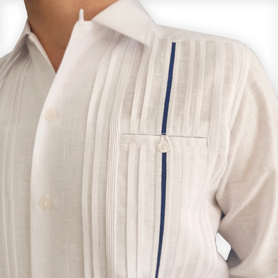 Chemise guayabera artisanale du Yucatán pour homme, coton blanc et détails bleus