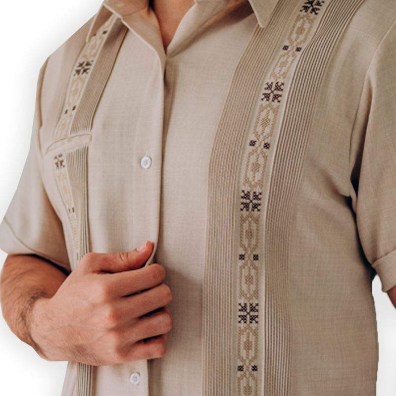 Chemise guayabera beige élégante en tissu soyeux avec broderie artisanale