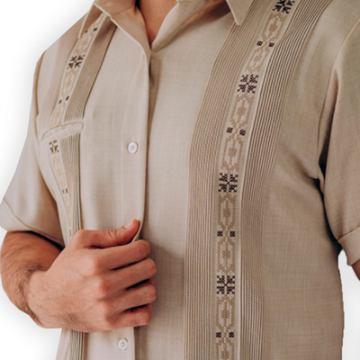 Chemise guayabera beige élégante en tissu soyeux avec broderie artisanale