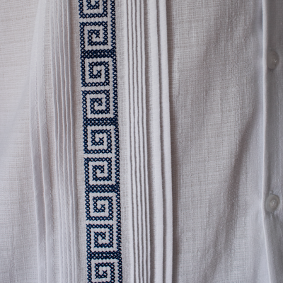 Chemise guayabera blanche à manches longues avec broderie artisanale bleue