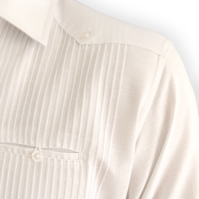 Chemise guayabera blanche à manches longues avec plis traditionnels