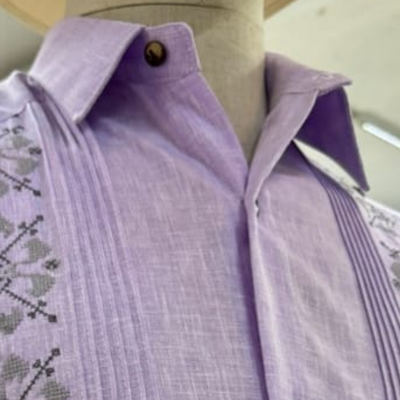 Détail broderie artisanale guayabera lavande