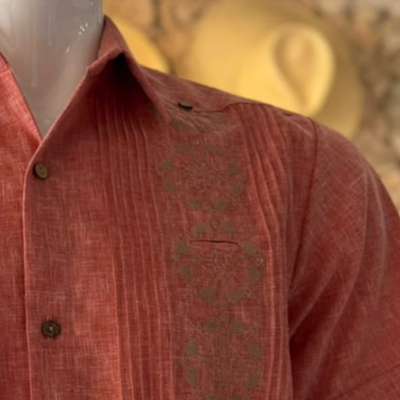 Détail broderie artisanale guayabera rose corail