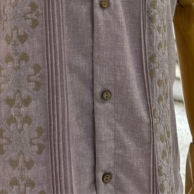 Détail broderie artisanale guayabera vieux rose