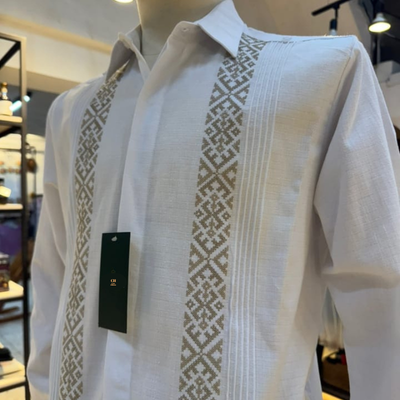 Détail broderie beige guayabera blanche mariage