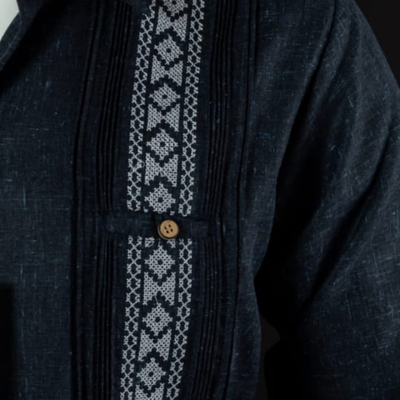 Détail broderie blanche inspiration maya sur guayabera bleu marine