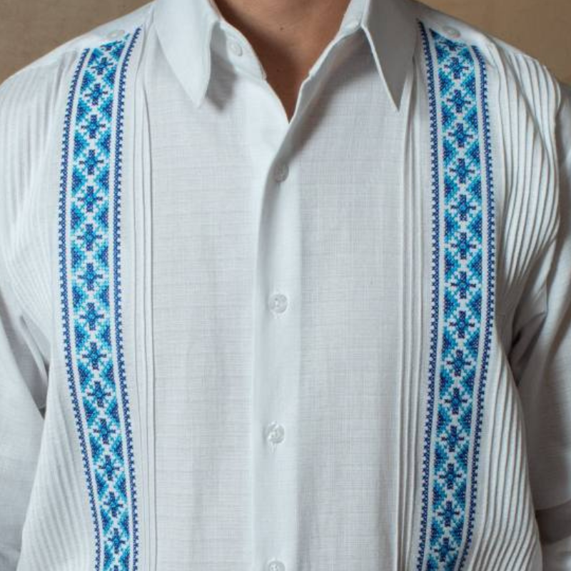 Détail broderie bleu ciel artisanale sur guayabera présidentielle