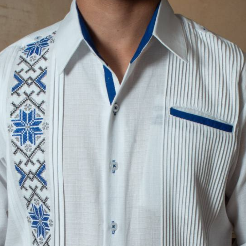 Détail broderie bleue artisanale sur guayabera présidentielle