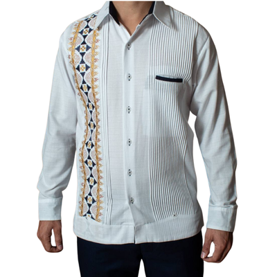 Détail broderie dorée point de croix guayabera