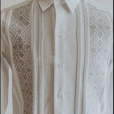 Détail broderie grise sur chemise guayabera blanche élégante