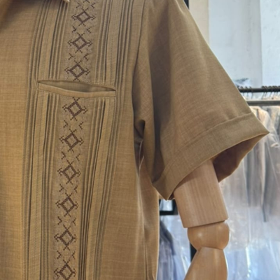 Détail broderie guayabera camel