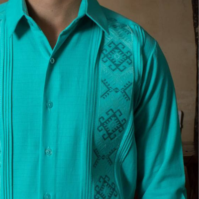 Détail broderie guayabera vert turquoise