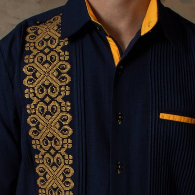 Détail broderie jaune sur guayabera bleu roi artisanale