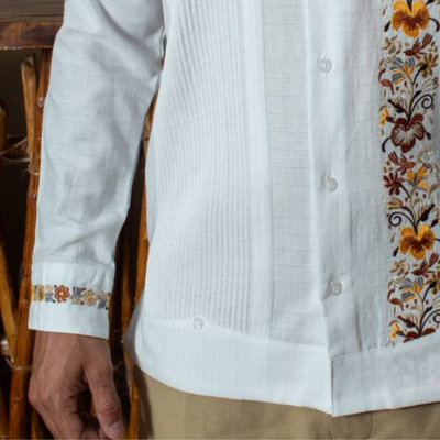 Détail broderie marron guayabera mexicaine