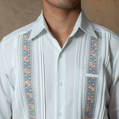Détail broderie multicolore artisanale sur guayabera présidentielle