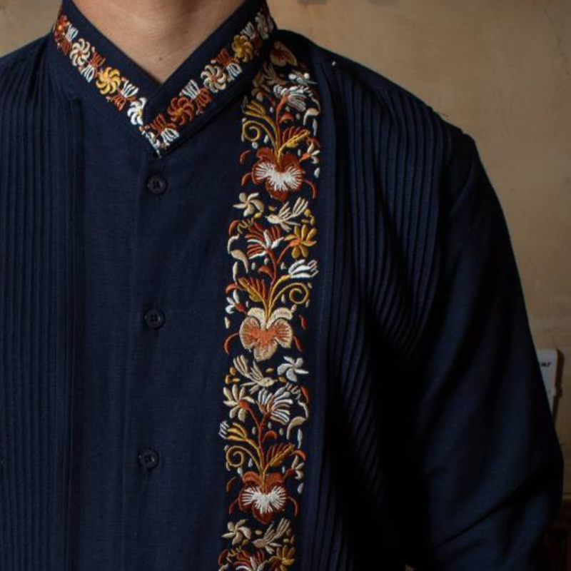 Détail broderie poitrine sur guayabera indigo col mao