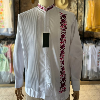 Détail broderie rose guayabera blanche col Mao