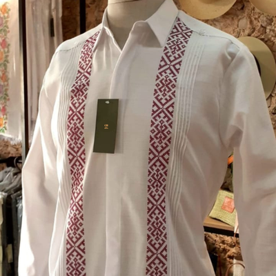 Détail broderie rouge sur guayabera blanche