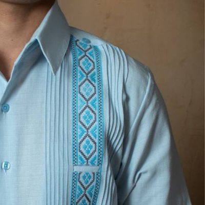 Détail broderie sur guayabera bleu ciel artisanale