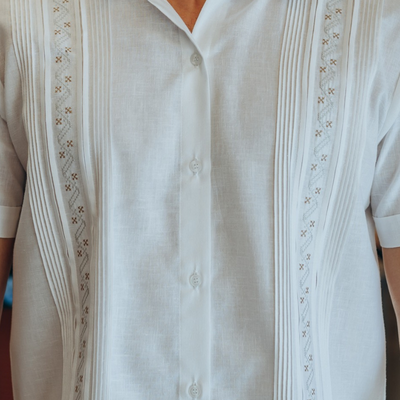 Détail broderie traditionnelle guayabera blanche