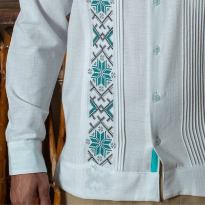 Détail broderie turquoise guayabera mexicaine