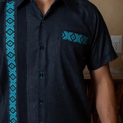 Détail broderie turquoise sur guayabera bleue artisanale