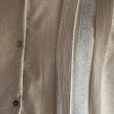 Détail broderies artisanales guayabera beige