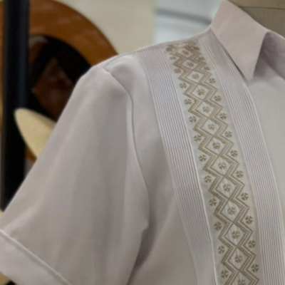 Détail broderies beiges sur guayabera blanche