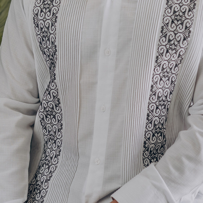 Détail broderies grises et bleues guayabera blanche