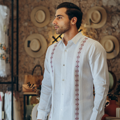Détail broderies multicolores guayabera mexicaine
