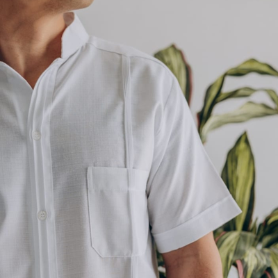Détail col Mao guayabera blanche homme