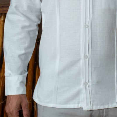 Détail col Mao guayabera blanche manches longues