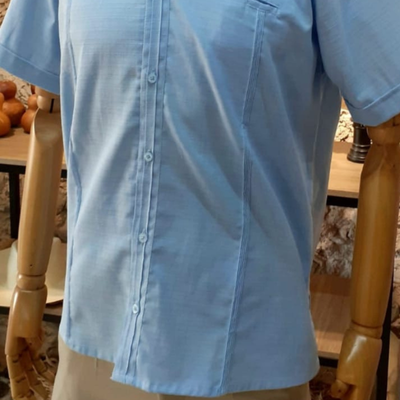 Détail col mao guayabera bleu ciel homme