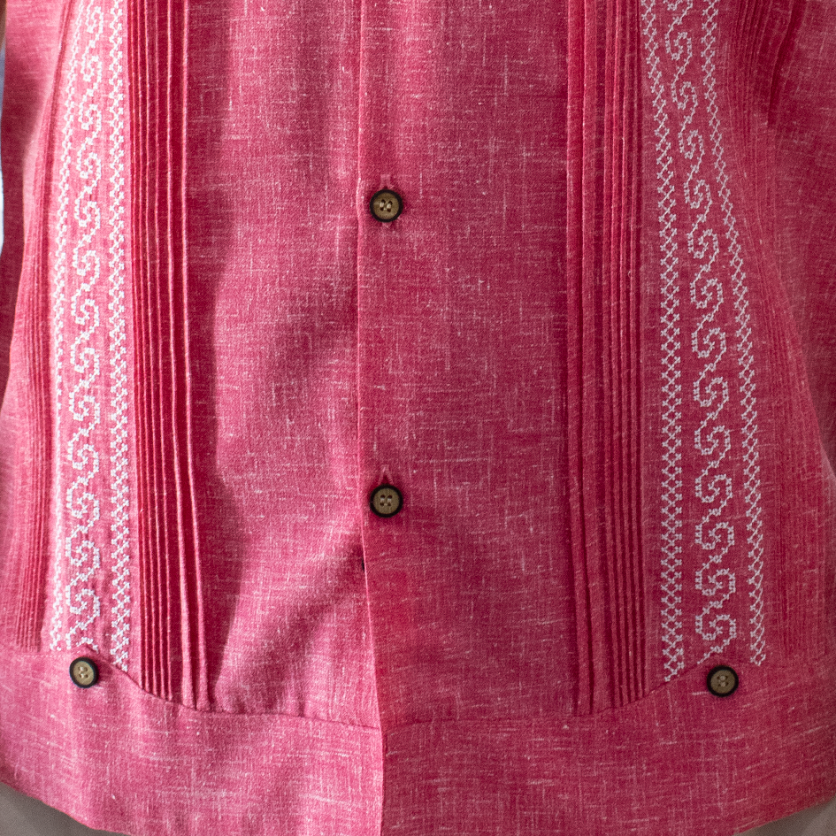 Détail de broderie artisanale sur guayabera rose pour homme