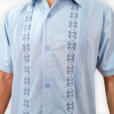 Détail de la broderie bleue sur chemise guayabera à manches courtes