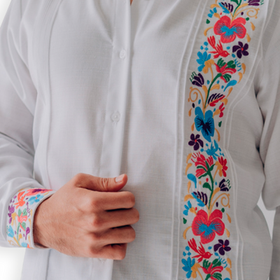 Détail de la broderie florale sur chemise guayabera blanche en lin et coton