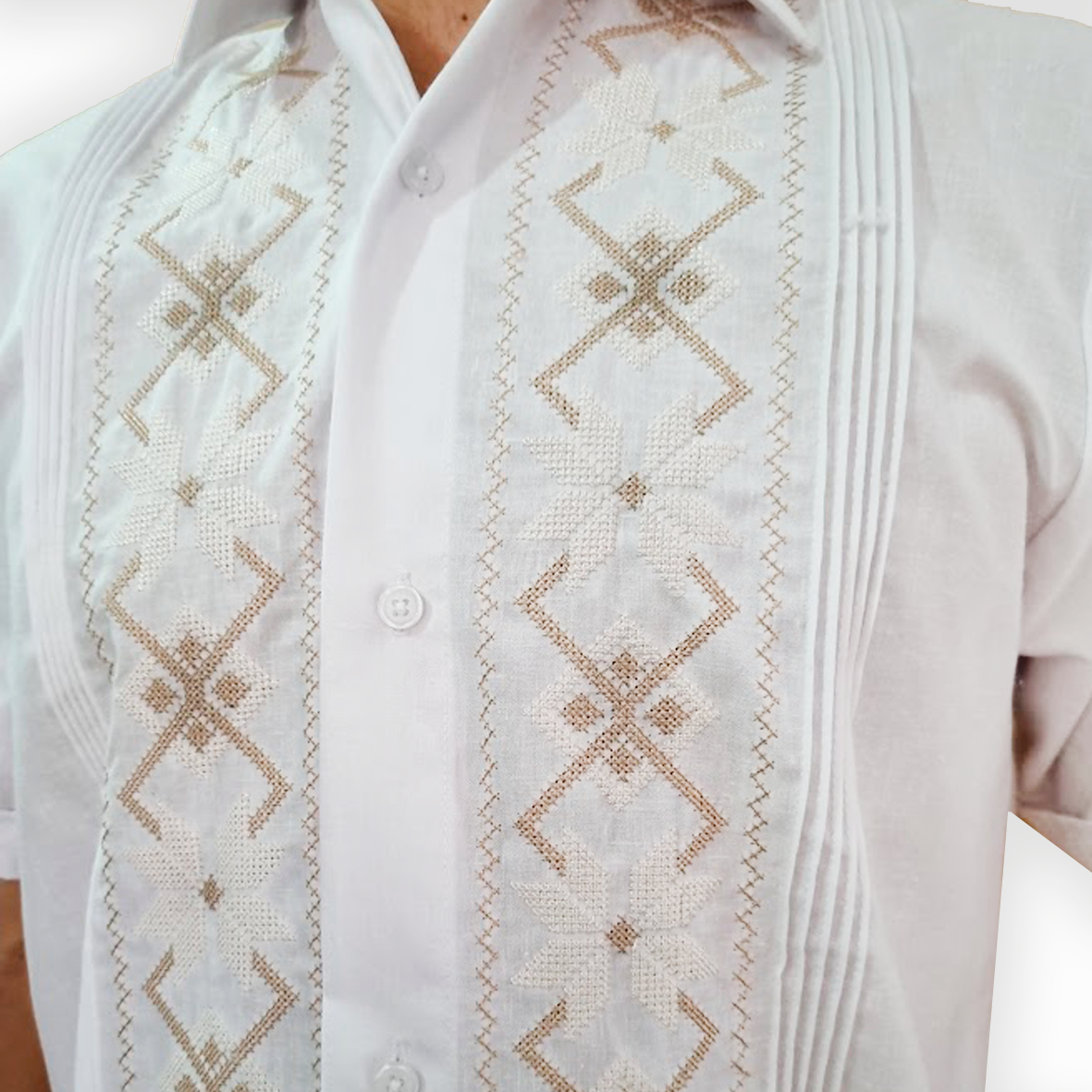 Détail de la broderie sur chemise guayabera blanche à manches courtes