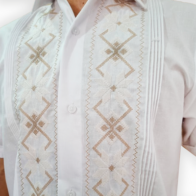 Détail de la broderie sur chemise guayabera blanche à manches courtes