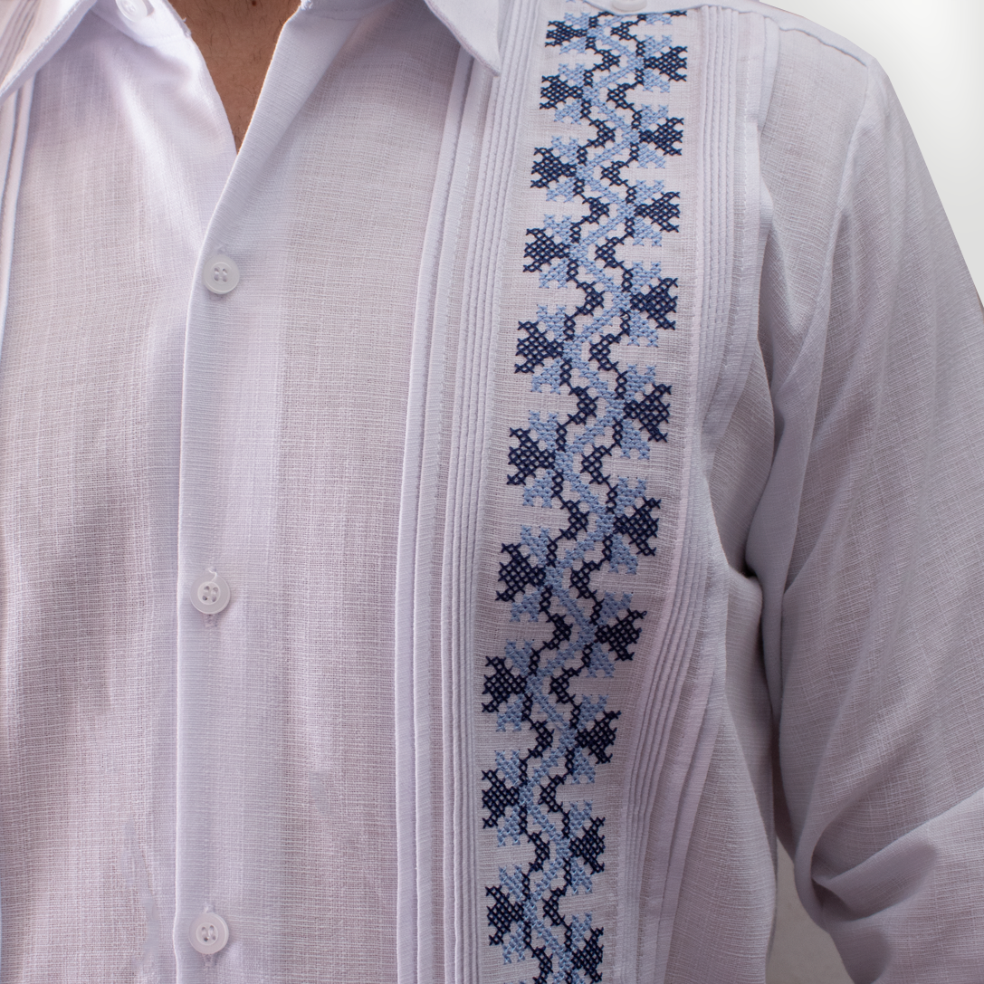 Détail des broderies bleues sur chemise guayabera en lin et coton
