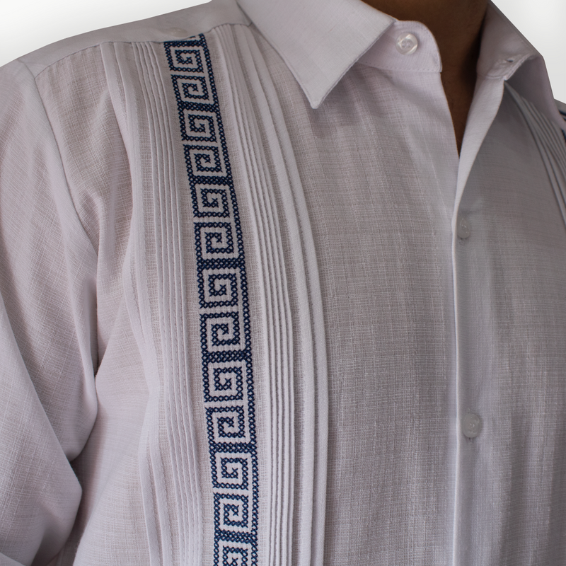 Guayabera blanche à broderie bleue