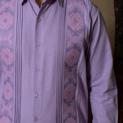 Détail des broderies faites à la main d’une guayabera lila Casa Habana