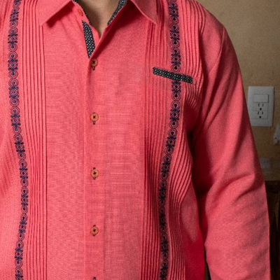 Détail des broderies fines d’une guayabera rose corail Casa Habana