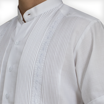 Détail des broderies ton sur ton sur chemise guayabera élégante pour homme