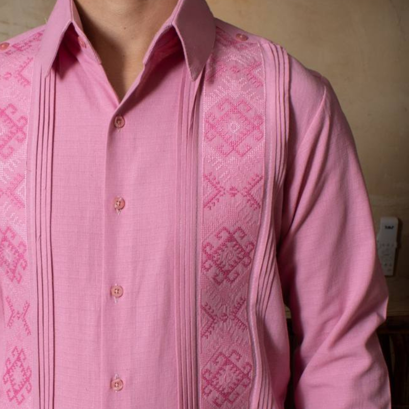 Détail des coutures et broderies d’une guayabera rose pastel Casa Habana