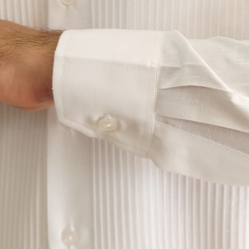 Détail des manches longues et des boutons de la guayabera présidentielle