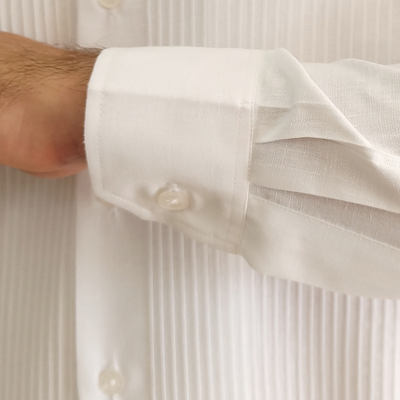 Détail des manches longues et des boutons de la guayabera présidentielle