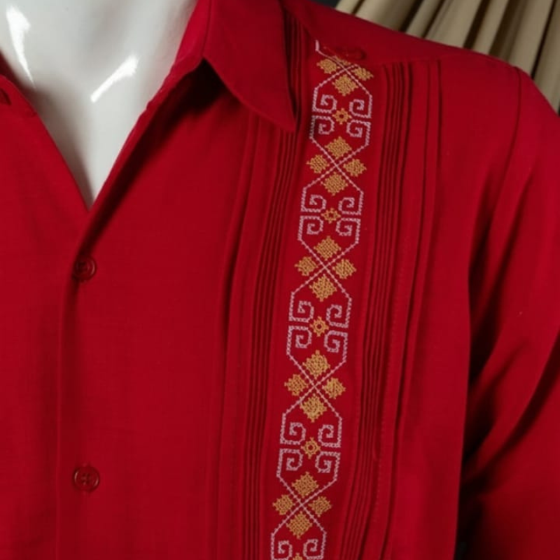 Détail des plis et boutons d’une guayabera homme rouge Casa Habana